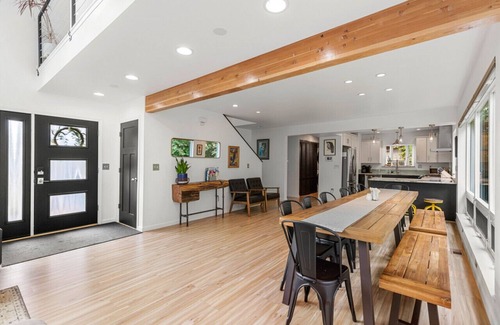 North Star House | Creekside Retreat, King Bed Near Downtown & Trails, sleeps 14!
