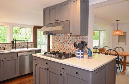 Catskill House | CREEKSIDE RETREAT, Pvt. Quiet, WiFi, TV, Hot Tub, Fireplace, Fire Pit, Dog Run