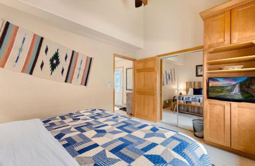 Fall River Estates Apartment | Creekside Suites 05 by Estes Park Condos