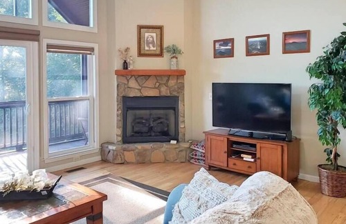 Young Harris House | Creekstone Ridge Tranquility Chalet