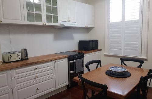 South Fremantle House | Crepe Myrtle Cottage in South Fremantle. Location + Wow factor