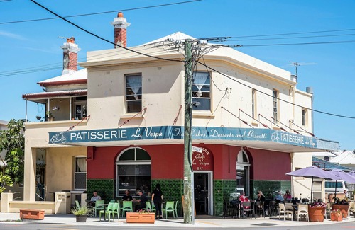 South Fremantle House | Crepe Myrtle Cottage in South Fremantle. Location + Wow factor