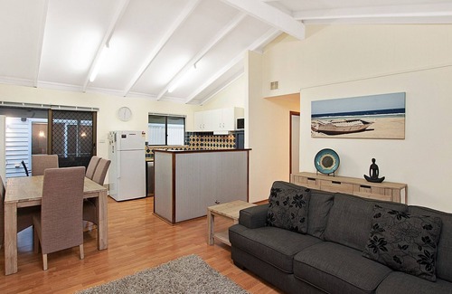 Dunsborough House | Crescent Bay on Chieftain - easy walk to town or beach (STRA6281ZLXM6IRN)