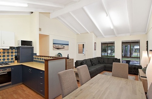 Dunsborough House | Crescent Bay on Chieftain - easy walk to town or beach (STRA6281ZLXM6IRN)