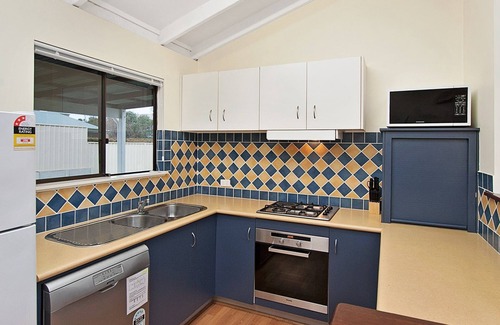 Dunsborough House | Crescent Bay on Chieftain - easy walk to town or beach (STRA6281ZLXM6IRN)