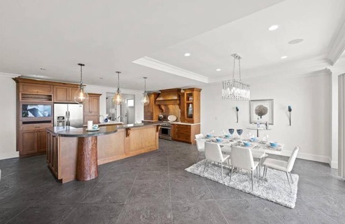 Crescent Beach House | Crescent beach deluxe house- 6 bedrooms