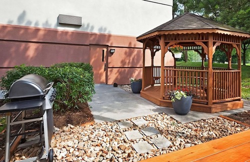 Ashley Oaks House | Crescent Bend House & Gardens Tour! Pets Allowed! FREE Parking & Laundry!