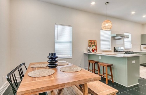Crescent House | Crescent Clean and Ready! Wi-fi. Sleeps 7. Pets OK!