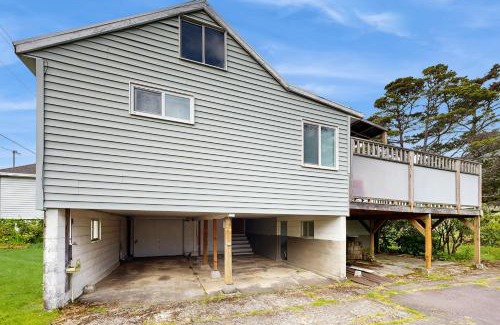 Rockaway Beach House | Crescent Lake Lookout