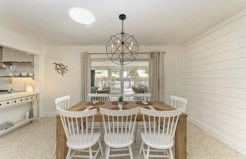 Anna Maria House | Crescent Palms north end AMI, 2 King suites,walk to bay beach stunning pool