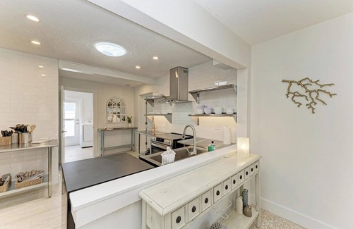 Anna Maria House | Crescent Palms north end AMI, 2 King suites,walk to bay beach stunning pool