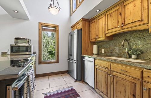 North Park City Condo | Crescent Ski Chalet*Sleeps 9*2 min walk to ski*