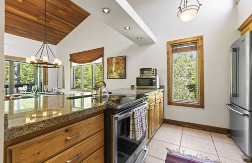 North Park City Condo | Crescent Ski Chalet*Sleeps 9*2 min walk to ski*