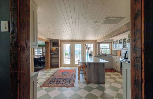Waupoos House | Cressy House - WATERFRONT AND POOL
