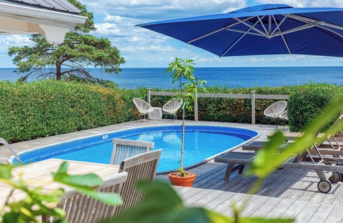 Waupoos House | Cressy House - WATERFRONT AND POOL