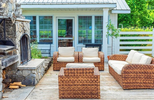 Waupoos House | Cressy House - WATERFRONT AND POOL