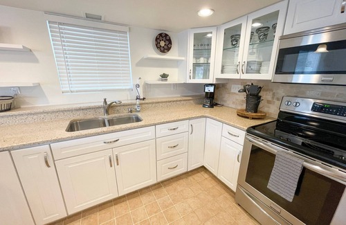 Osage Beach House | Crest Terrace - NEWLY REMODELED | Lake View/Lake Access with Boat Slips | Sleeps 9