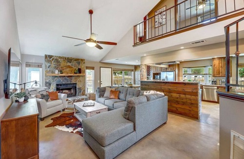 North Buttercup Creek House | 'Crested Oak'-Hot tub! Fire Pit! Game Room! Pet Friendly!