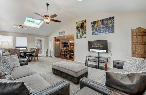 Central Colorado Springs House | Crestgate Den Family Games Frisbee Golf & Views