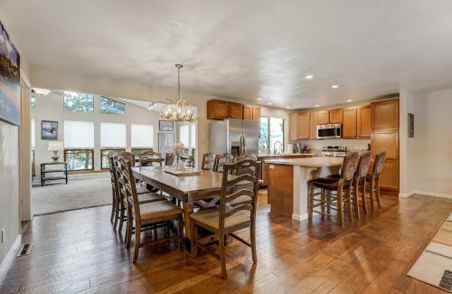 Central Colorado Springs House | Crestgate Den Family Games Frisbee Golf & Views