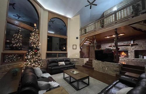 Pigeon Forge Villa | Crestview Estate 5 acres-heated pool-5min to strip
