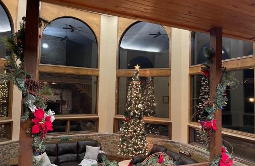 Pigeon Forge Villa | Crestview Estate 5 acres-heated pool-5min to strip