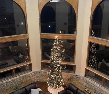 Pigeon Forge Villa | Crestview Estate 5 acres-heated pool-5min to strip