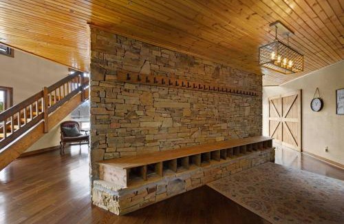 Pigeon Forge Villa | Crestview Estate 5 acres-heated pool-5min to strip