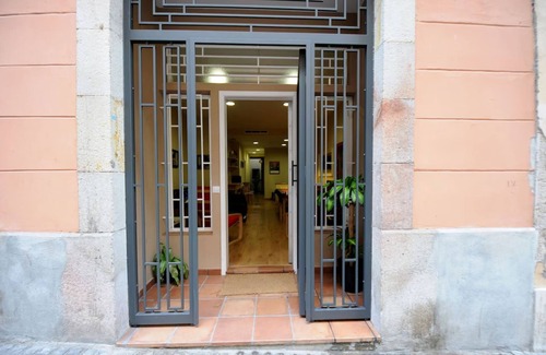 El Poble-sec Apartment | Creu - Ramblas Rentals Chic & Spacious Flat |Pool Table| 15m Ramblas