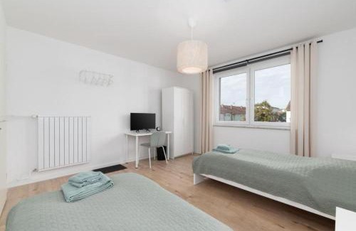 Stadtmitte Apartment | CREW BEDS - APARTMENT in Wolfsburg für 8 Personen- 110m2, 4 Zi, 8 Einzelbetten, 2 Bäder, Free Kaffee, WiFi & Parking - 24h CHECK IN
