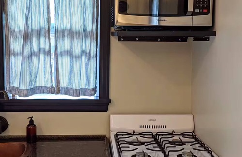 Twin Lakes Cabin | Crib house studio cabin - mountain views, .25mls to lake, quiet comfort!