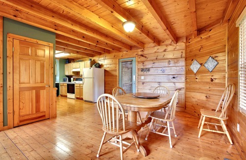 Gatlinburg - Pigeon Forge Cabin | Crimson Clover- Beautiful mountain view! And conveniently close to Downtown!