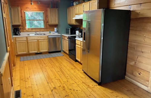 Gatlinburg - Pigeon Forge Cabin | Crimson Clover- Beautiful mountain view! And conveniently close to Downtown!