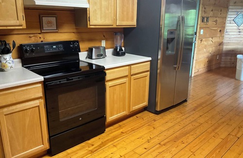 Gatlinburg - Pigeon Forge Cabin | Crimson Clover- Beautiful mountain view! And conveniently close to Downtown!