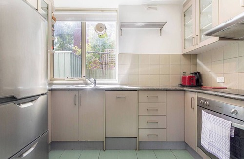 Hawthorn Apartment | Crimson Clover Cosy Retreat near Swinburne Uni