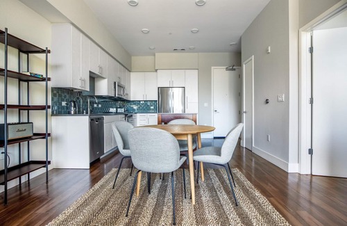 Jackson Park Apartment | Crisp Mountain View 1BR w/Pool, Spa, Roofdeck, by Blueground