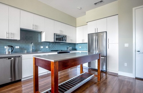 Jackson Park Apartment | Crisp Mountain View 1BR w/Pool, Spa, Roofdeck, by Blueground