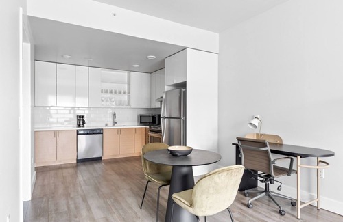 South Lake Union Apartment | Crisp South Lake Union 1BR w/Gym, W/D, by Blueground