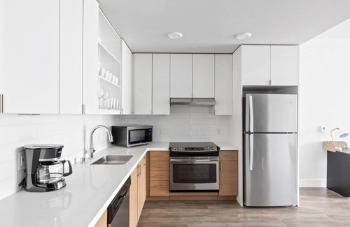 South Lake Union Apartment | Crisp South Lake Union 1BR w/Gym, W/D, by Blueground