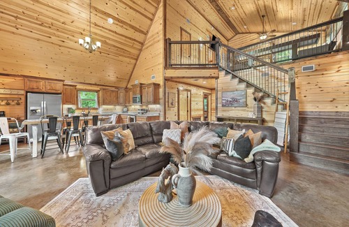 Broken Bow Cabin | Crkside Cabn~Secluded~Fall Discount!~Dog Friendly!