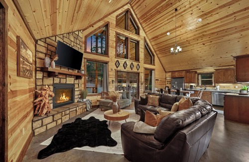 Broken Bow Cabin | Crkside Cabn~Secluded~Fall Discount!~Dog Friendly!