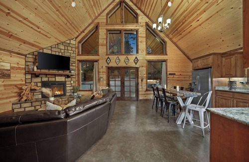 Broken Bow Cabin | Crkside Cabn~Secluded~Fall Discount!~Dog Friendly!