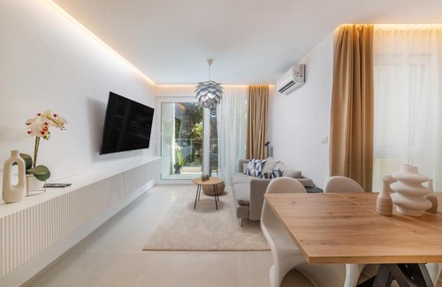 Vranjic Apartment | Cro.lo Modern Retreat