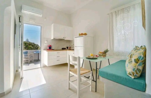 Akrotiri Apartment | Crocus traditional house minutes walk from caldera