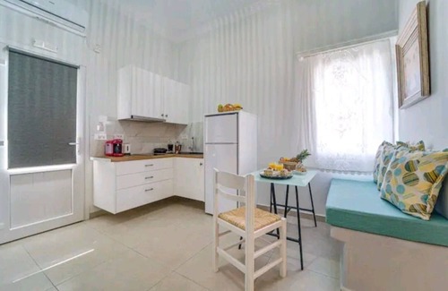 Akrotiri Apartment | Crocus traditional house minutes walk from caldera
