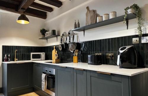 Fakenham House | Cromwell Cottage - Dog Friendly
