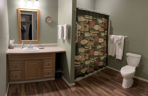 Cohoe Cabin | Crooked Creek Retreat Luxurious room on Creek, 2 Queen bds + Full Fishing Gear.