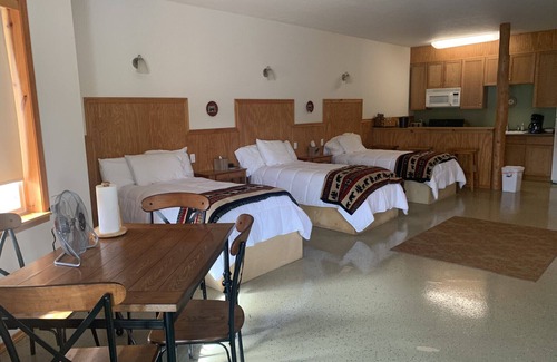 Cohoe Cabin | Crooked Creek Retreat- Large 5 bed suite, full kitchen + Fishing Gear Included!