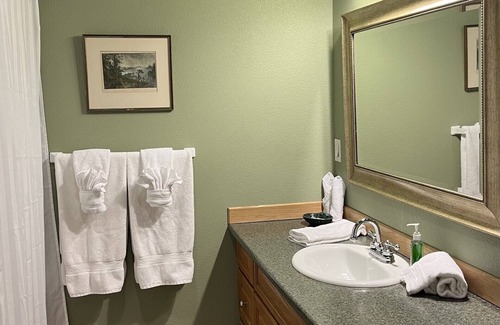 Cohoe Cabin | Crooked Creek Retreat- Spacious room on Creek, 2 Queen beds + Full Fishing Gear.