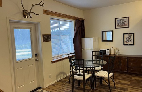 Cohoe Cabin | Crooked Creek Retreat- Spacious room on Creek, 2 Queen beds + Full Fishing Gear.